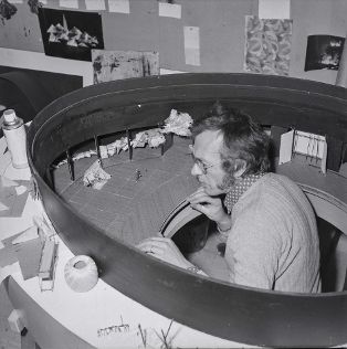 Bernard Floriet ( ?) travaillant sur la maquette de Dom Juan - Spectacle créé en novembre 1973 à la Maison de la Culture, dans une mise en scène de René Lesage – archives et ressources numériques de la MC2 : 4-FI-181-01