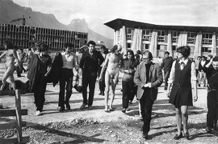 Les membres du Living Theatre en visite sur le campus de Saint Martin d’Hères (mai 1969) [Archives de la MC2]